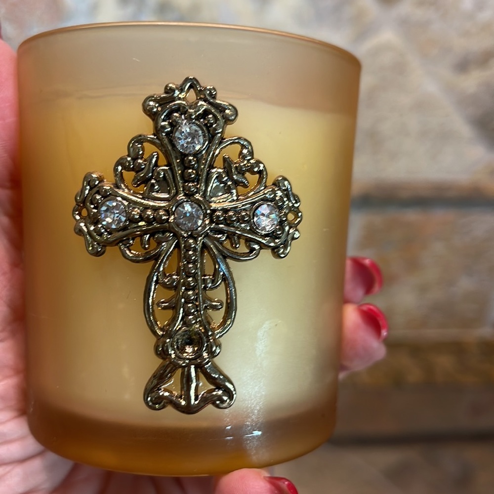 NWOT Adorably cute and classy vanilla scented candle w beautiful, delicate cross - Picture 4 of 7